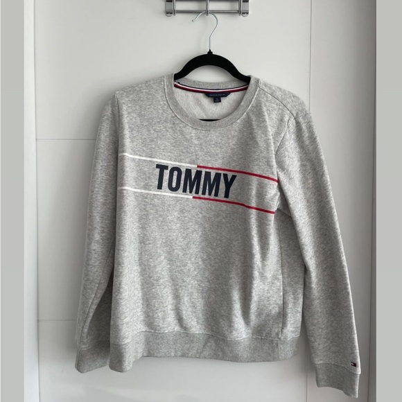 Tommy Hilfiger size medium sweatshirt. Worn a handful of times. Great condition! - Picture 1 of 2